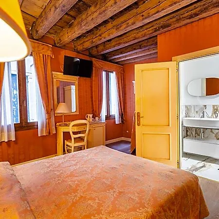 Lanterna Di Marco Polo Bed & Breakfast 4*