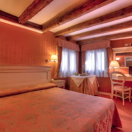 Lanterna Di Marco Polo Bed and breakfast 4*